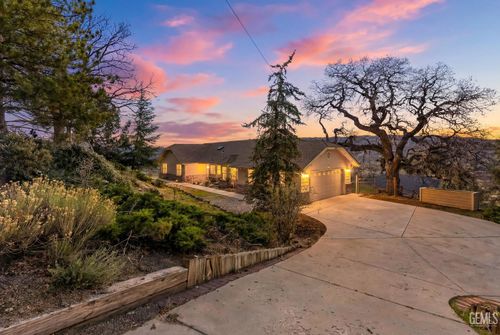 27100 Barkes Way, Tehachapi, CA, 93561-8330 | Card Image