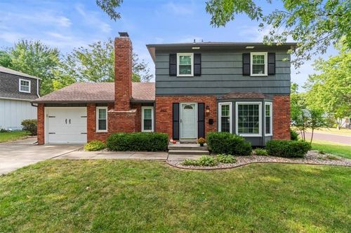 8902 W 97th Ter, Overland Park, KS, 66212-4017 | Card Image