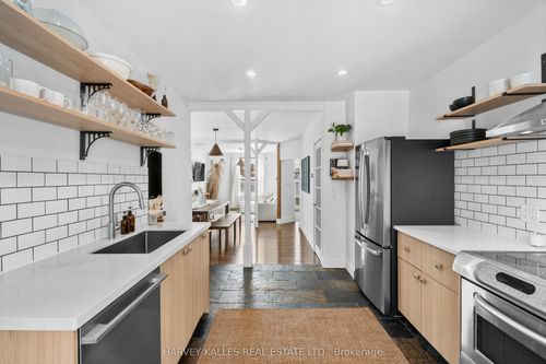 14 Manitoba St, Etobicoke, ON, M8Y1C7 | Card Image