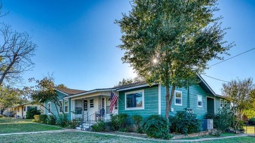 903 Wright St, Llano, TX, 78643-2330 | Card Image