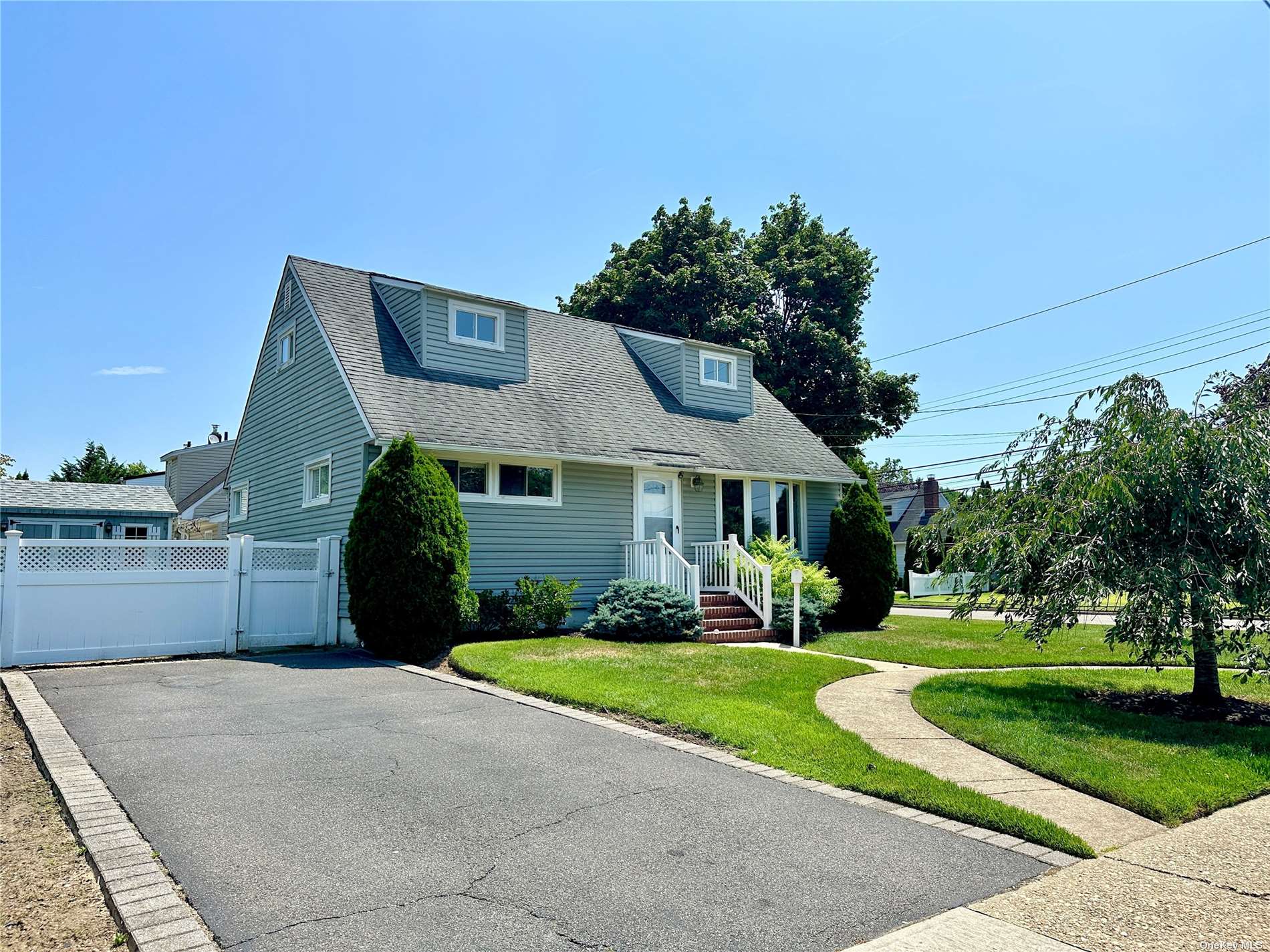 Hart St, Farmingdale, NY 11735