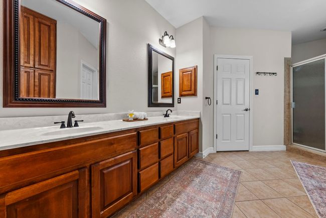 Complete with a jetted tub, separate shower, dual sinks, and a large walk-in closet | Image 17