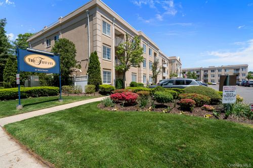 121-54 School St, Westbury, NY, 11590-4470 | Card Image