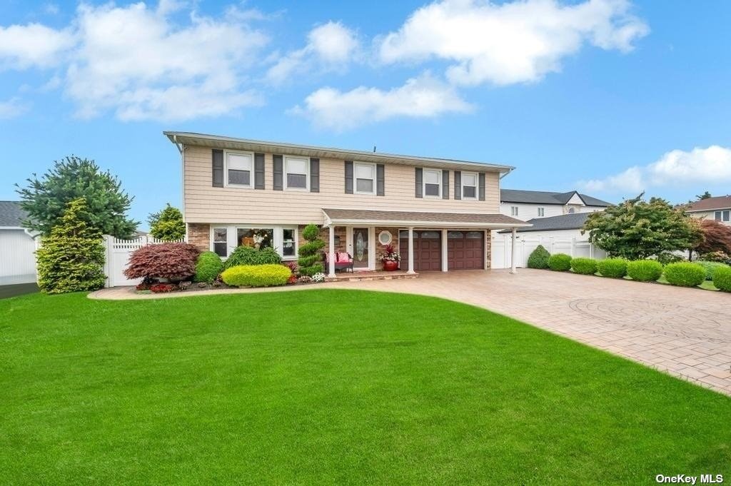 Piper Ct, West Islip, NY 11795