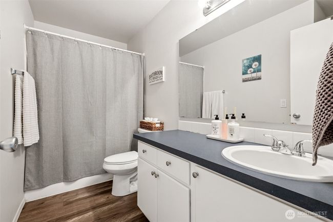Hallway bathroom adjacent to upstairs bedrooms | Image 19
