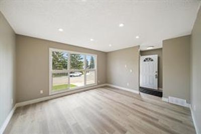 182 Doverglen Cres Se, Home with 5 bedrooms, 2 bathrooms and 2 parking in Calgary AB | Image 3