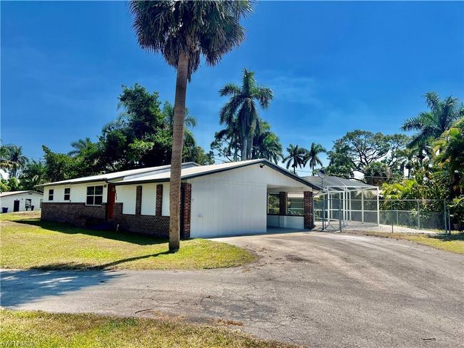 Oversized driveway with plenty of parking. | Image 7