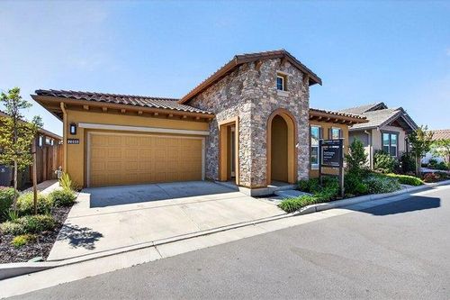 2080 White Oak Dr, Hollister, CA, 95023-6283 | Card Image