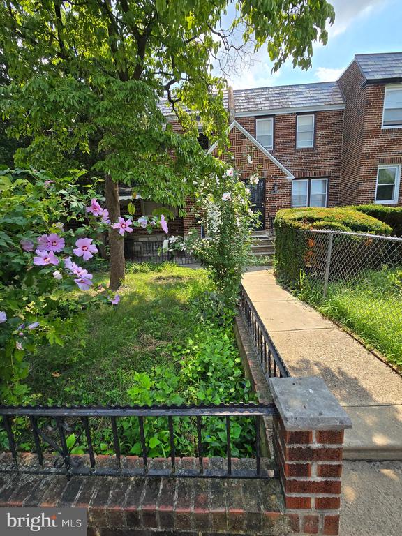 Walnut Ln, Philadelphia, PA 19138