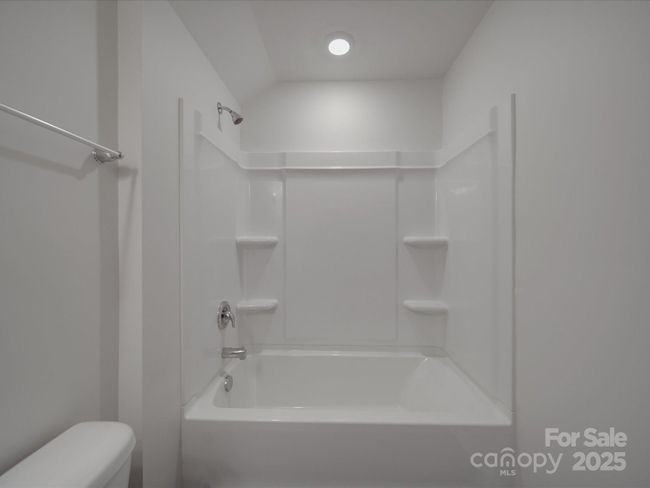 Guest bath | Image 14