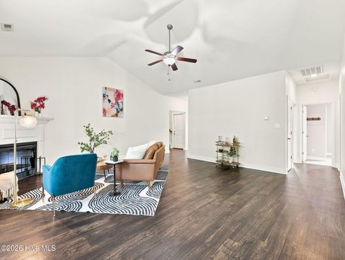 815 Tuscarora Trl, Jacksonville, NC, 28546-6402 | Card Image