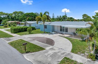 1415 W Bloxham Street, House other with 6 bedrooms, 4 bathrooms and null parking in Lantana FL | Image 2