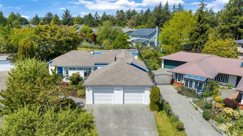 4216 Wakefield Pl, Saanich, BC, V8N6E5 | Card Image
