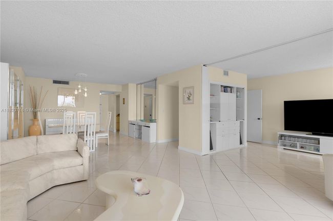 APT-1717 - 2500 Parkview Dr, Condo with 2 bedrooms, 2 bathrooms and null parking in Hallandale Beach FL | Image 18