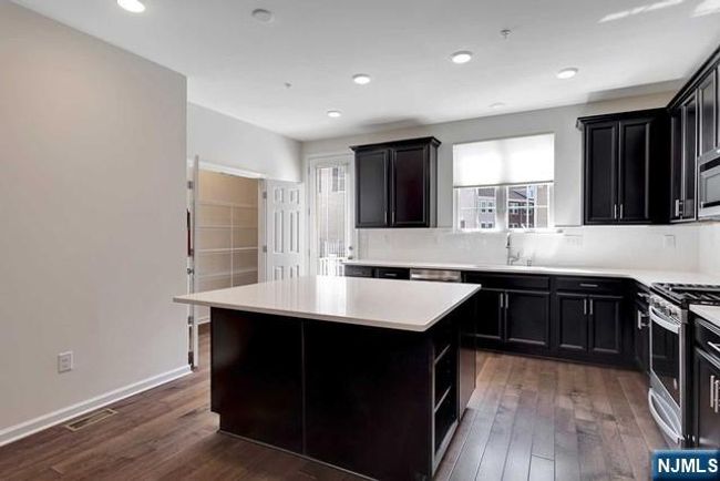 12-10 Plaza Rd, Townhouse with 3 bedrooms, 4 bathrooms and null parking in Fair Lawn NJ | Image 8