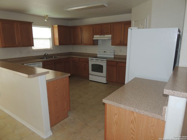 9930 Shawnee Blf, House other with 4 bedrooms, 2 bathrooms and null parking in Converse TX | Image 9