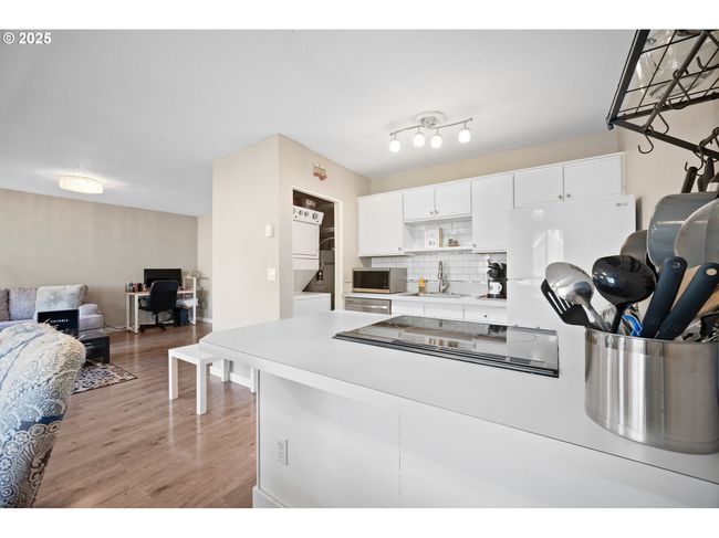 5582 Sw Murray Blvd, Condo with 2 bedrooms, 1 bathrooms and null parking in Beaverton OR | Image 9