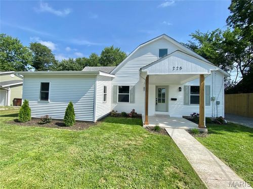 225 E Macoupin St, Staunton, IL, 62088-1411 | Card Image