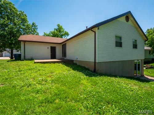 12053 La Padera Ln, Florissant, MO, 63033-7924 | Card Image