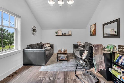 1b-18967 Leslie St, Sharon, ON, L0G1V0 | Card Image