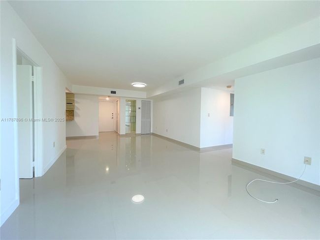 APT-403 - 2924 Collins Ave, Condo with 2 bedrooms, 2 bathrooms and null parking in Miami Beach FL | Image 6