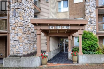 105 - 1225 Fort St, Condo with 2 bedrooms, 2 bathrooms and 1 parking in Victoria BC | Image 2