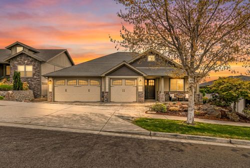 4310 Vista Pointe Dr, Medford, OR, 97504-9452 | Card Image