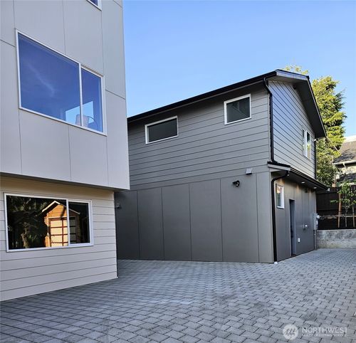 5218 1st Ave Nw, Seattle, WA, 98107-2045 | Card Image