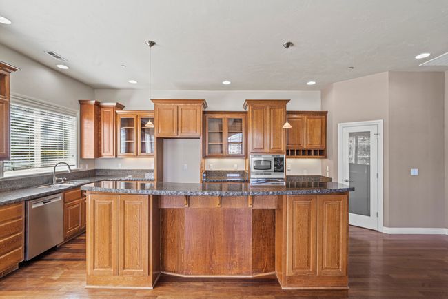 Kitchen and island | Image 19
