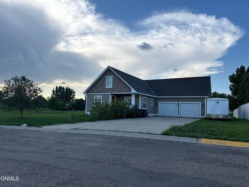401 9th Ave Se, Stanley, ND, 58784-9518 | Card Image