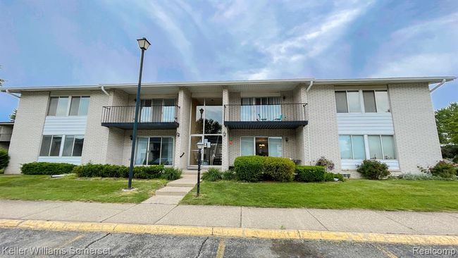 8 - 8353 Kennedy Circle, Condo with 2 bedrooms, 2 bathrooms and null parking in Warren MI | Image 1