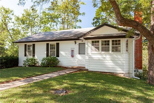 2820 Berry Ln, Independence, MO, 64057-1210 | Card Image