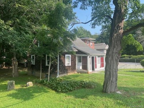 495 Community Dr, Manhasset, NY, 11030-3817 | Card Image