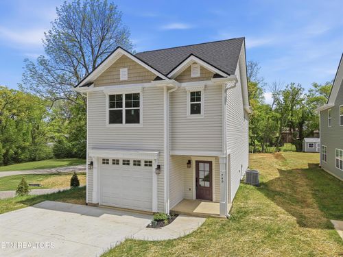 749 Maple Grove St, Maryville, TN, 37801-4696 | Card Image