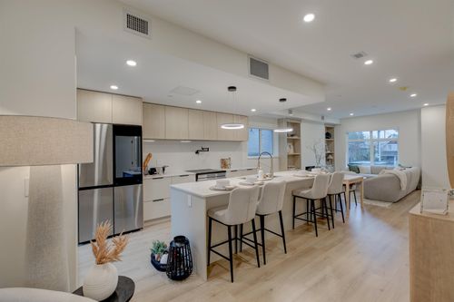 5-339 Keary St, New Westminster, BC, V3L3L2 | Card Image