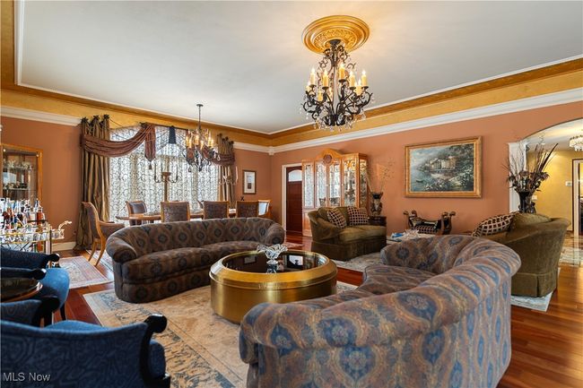 This is a view of the sitting area in the family room. | Image 19