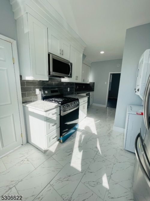 10 Cleveland Ave, Harrison, NJ, 07029-1316 | Card Image