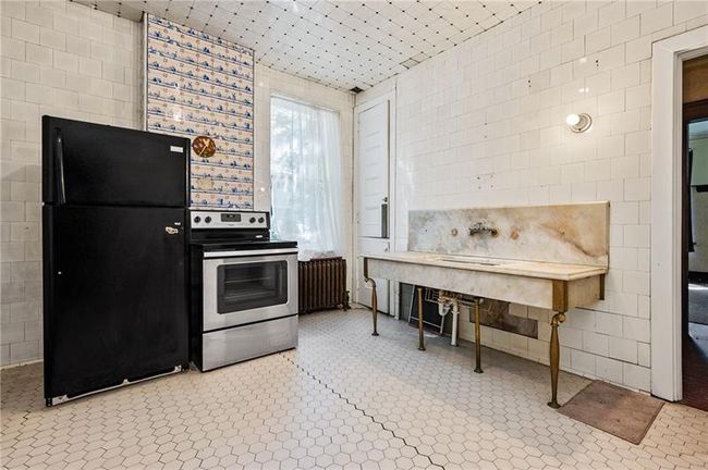 Main Floor KItchen | Image 12