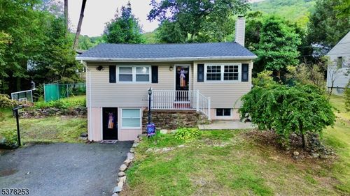 17 Seneca Trl, Oak Ridge, NJ, 07438-9395 | Card Image