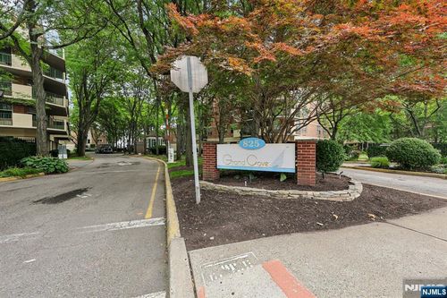 200 Grand Cove Way, Edgewater, NJ, 07020-7214 | Card Image