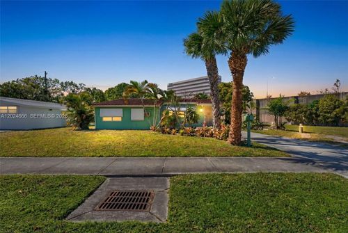 5931 Ne 1st Ave, Oakland Park, FL, 33334-1811 | Card Image