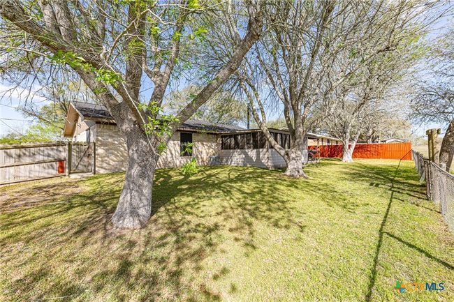 911 S Peck St, House other with 3 bedrooms, 2 bathrooms and null parking in Shiner TX | Image 27