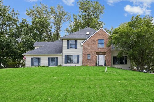 3451 Valley Oaks Dr, Clinton, IA, 52732-9462 | Card Image