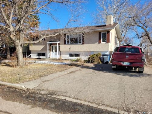 529 6th Ave E, Assiniboia, SK, S0H | Card Image