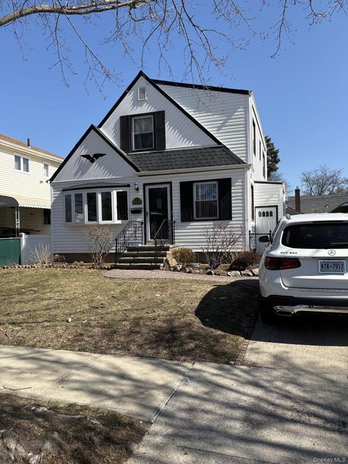 8111 261st St, Glen Oaks, NY, 11004-1505 | Card Image