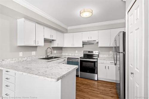 929 Country Club Dr, Saint Clair Shores, MI, 48082-2932 | Card Image