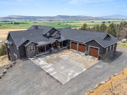 11429 Hill Rd, Klamath Falls, OR, 97603-9717 | Card Image