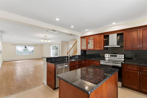 79 Albatross Rd, Levittown, NY, 11756-2135 | Card Image