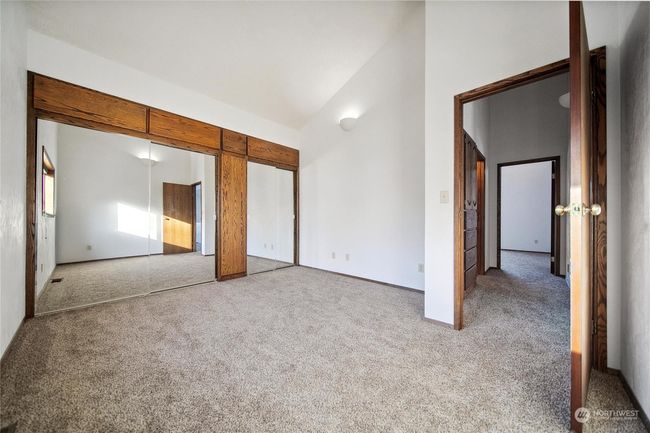 Upper bedroom. | Image 17