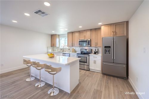 1027 Laurel Ave, Las Vegas, NV, 89104-4613 | Card Image